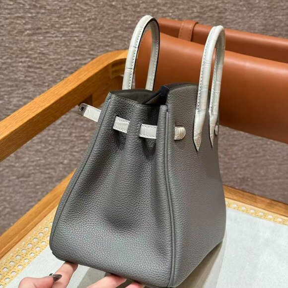 Classic Hermes Bag: A Stylish and Versatile Choice for Elegance - Picture 4 of 6